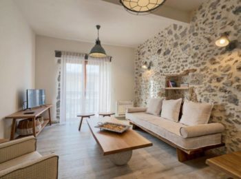 Spacious traditional apartment in Mirthios